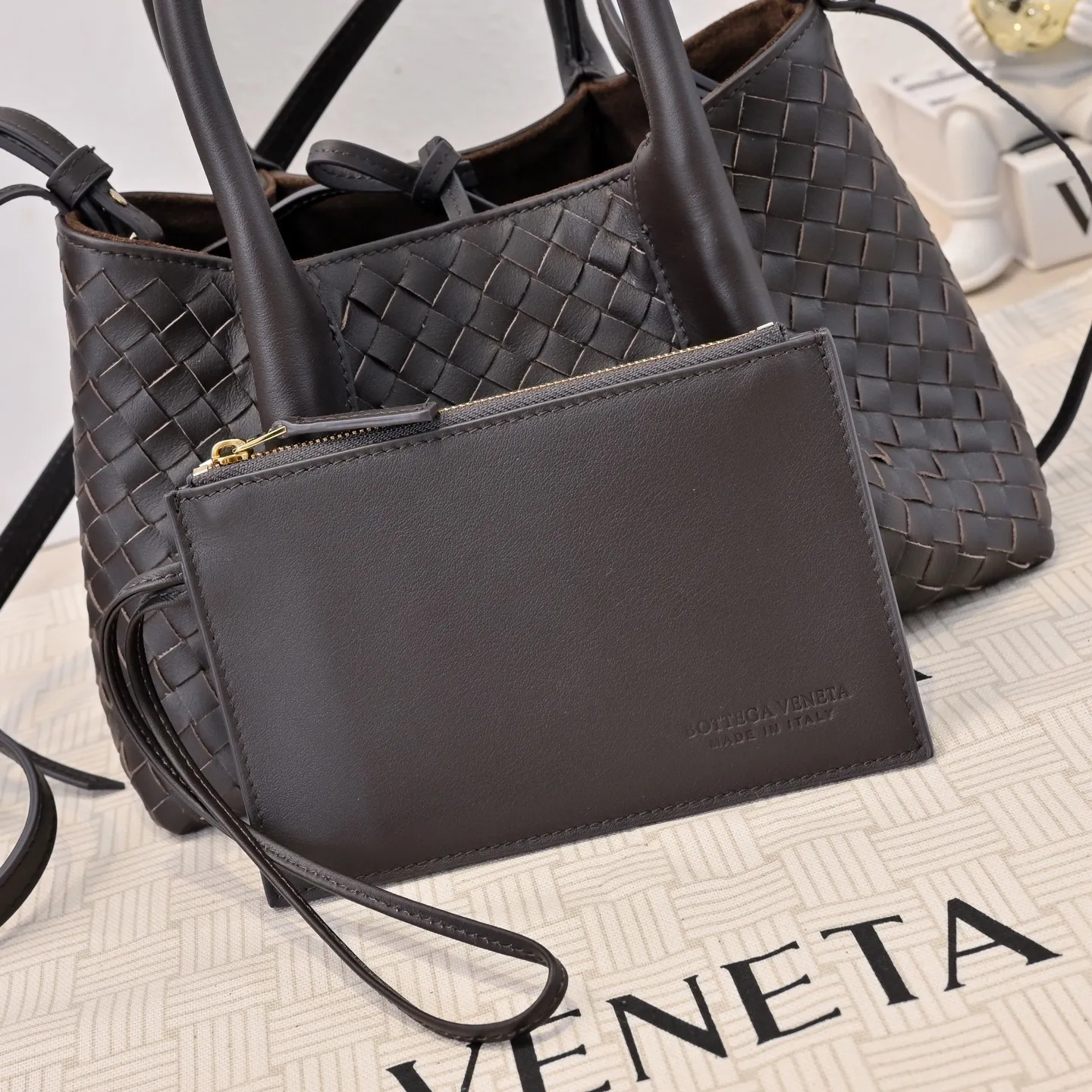 Batch 1760 BOTTEGA VENETA 2025 new product pinacoteca has super soft leather, and the weaving function, practicality and relaxed fashion sense have not fallen behind❤️‍🔥Amway has given sisters a must-have bag when going out. The size of the bag also accurately meets the commuting needs of urban beauties. It can accommodate mobile phones, keys, lipstick, powder, sunscreen, shopping bags...all of it! ! ! 🔥The capacity should not be underestimated~ It does not choose people, clothes, or occasions. With its majestic curved outline, exquisite woven texture, delicate edges and rounded handles, this woven vegetable basket bag truly achieves the goal of "dressing up and being fashionable without getting in the way"~ Are you interested in Jimei? Style number: 9004 Size: 24*15*12cm